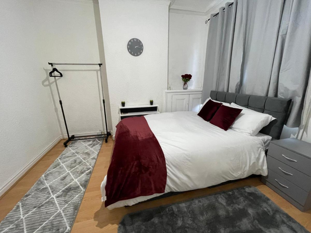 3 Bedrooms Comfortable Home With Jacuzzi Hot Tub Sleeps 10 Leicester Ngoại thất bức ảnh