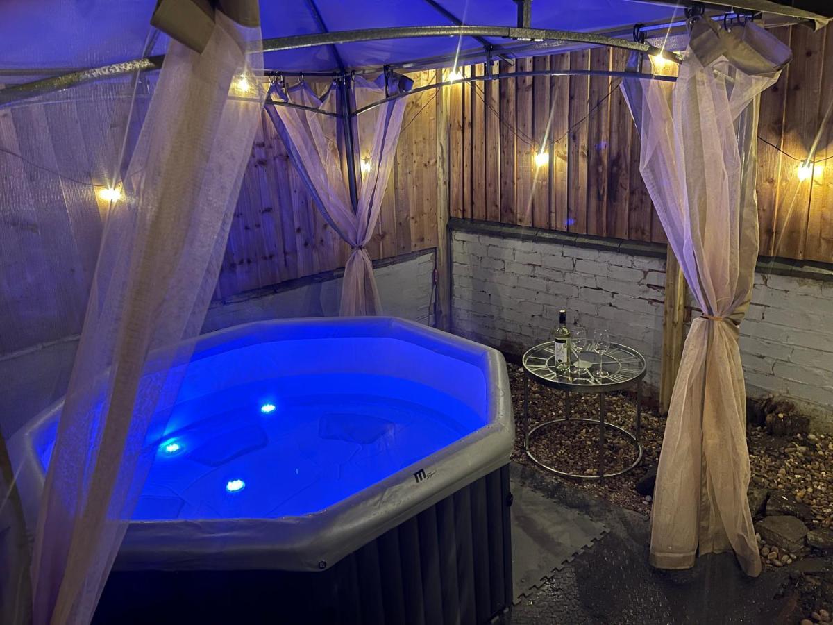3 Bedrooms Comfortable Home With Jacuzzi Hot Tub Sleeps 10 Leicester Ngoại thất bức ảnh